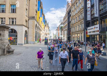 Leipzig, Allemagne - 25 juin 2022: Vue sur la rue dans la „Grimmaische Strasse“ près de l'ancien bâtiment de la Bourse. Les gens qui marchent sur la rue pavée Banque D'Images