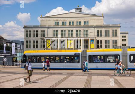 Leipzig, Allemagne - 25 juin 2022 : l'opéra sur la place augustusplatz. Un tram moderne Leipziger sur l'arrêt de tram en face de l'ope Banque D'Images