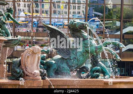 Leipzig, Allemagne - 25 juin 2022: Vue détaillée de la place Mendebrunnen. La fontaine en face du Gewandhaus. Figurine bronze Banque D'Images