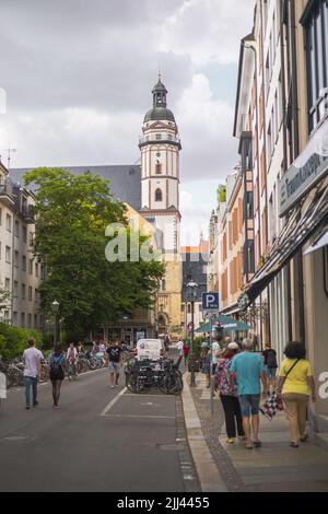 Leipzig, Allemagne - 25 juin 2022 : l'église Saint-Thomas ou Thomaskirche. Le compositeur Johann Sebastian Bach a travaillé ici comme Kapellmeister. Vue le long Banque D'Images