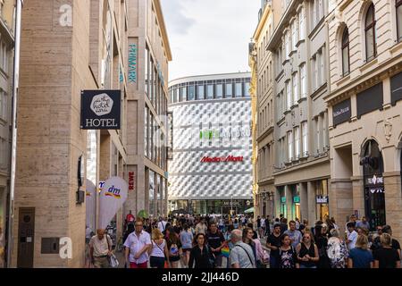 Leipzig, Allemagne - 25 juin 2022: Voir par Hainstraße le grand magasin 'Hoefe am Bruehl' ou aussi appelé 'Tin CAN'. Centre commercial de Leipzig Banque D'Images