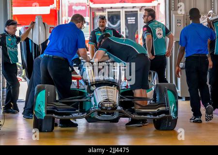 Newton, IA, États-Unis. 22nd juillet 2022. Les membres d'équipage de l'AJFoyt Racing préparent leur voiture de course avant un entraînement pour le Hy-Vee Saltue aux agriculteurs 300 à Newton, IA, USA. (Credit image: © Walter G. Arce Sr./ZUMA Press Wire) Credit: ZUMA Press, Inc./Alamy Live News Banque D'Images
