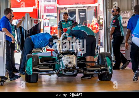Newton, IA, États-Unis. 22nd juillet 2022. Les membres d'équipage de l'AJFoyt Racing préparent leur voiture de course avant un entraînement pour le Hy-Vee Saltue aux agriculteurs 300 à Newton, IA, USA. (Credit image: © Walter G. Arce Sr./ZUMA Press Wire) Credit: ZUMA Press, Inc./Alamy Live News Banque D'Images