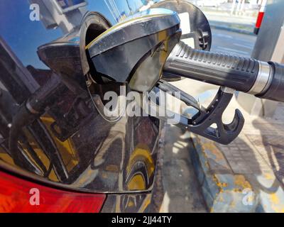 Part le remplissage de la voiture avec le carburant, close-up. Banque D'Images