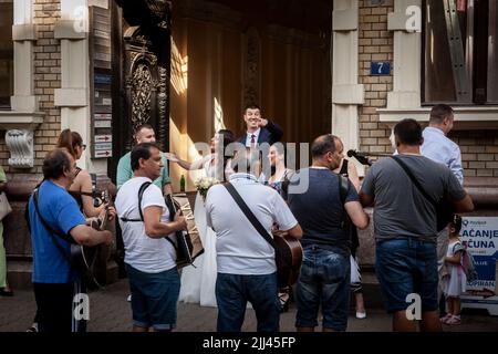 Photo d'un groupe ROM jouant leurs instruments typiques (trompette, trombon, Tuba, etc.) lors d'un mariage à Novi Sad, Serbie Banque D'Images