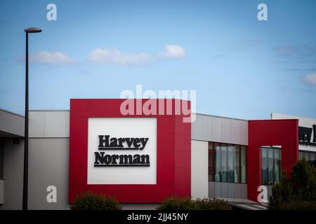 Photo d'un panneau avec le logo de Harvey Norman sur leur magasin principal à Ljubljana, en Slovénie. Harvey Norman est un grand australien, multi-national Banque D'Images