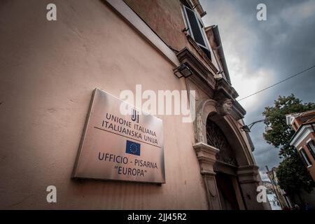 Photo d'un panneau indiquant l'entrée de l'Union italienne de Koper, Slovénie, dans la région de l'Istrie. La langue italienne est un engagement officiel Banque D'Images