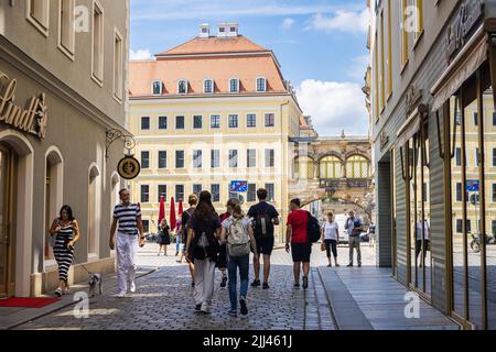 Dresde, Allemagne - 28 juin 2022 : vue sur la rue depuis la Sporengasse jusqu'au Taschenbergpalais. Les bâtiments et les rues récemment construits invitent les visiteurs à la découverte de restaurants Banque D'Images