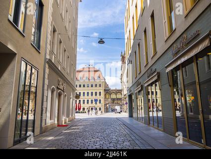 Dresde, Allemagne - 28 juin 2022 : vue sur la rue depuis la Sporengasse jusqu'au Taschenbergpalais. Les bâtiments et les rues récemment construits invitent les visiteurs à la découverte de restaurants Banque D'Images