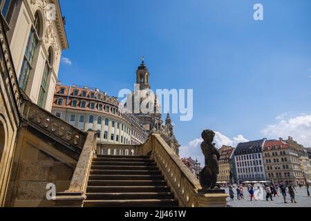 Dresde, Allemagne - 28 juin 2022: L'escalier d'entrée du Musée des Transports (Verkehrsmuseum) avec le dôme de l'église notre-Dame ou Frauenkirche Banque D'Images