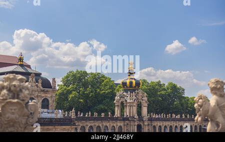 Dresde, Allemagne - 28 juin 2022: La porte de la couronne avec les longues galeries adjacentes des deux côtés dans le Dresdner Zwinger. Le Zwinger couvre une zone o Banque D'Images