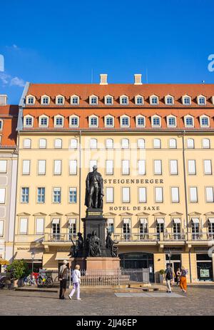 Dresde, Allemagne - 28 juin 2022: Le célèbre Steigenberger Hôtel de Saxe à Neumarkt dans la vieille ville de Dresde. Devant la statue de Friedrich de l'hôtel Banque D'Images