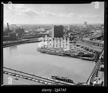 Wolf point le confluent des branches nord, sud et principales de la rivière Chicago, 1953. Image de négatif 4 x 5 pouces. Banque D'Images