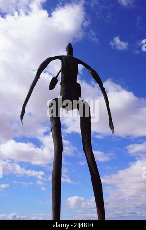 Antony Gormley Sculpture sur le lac Ballard contre Blue Sky Banque D'Images