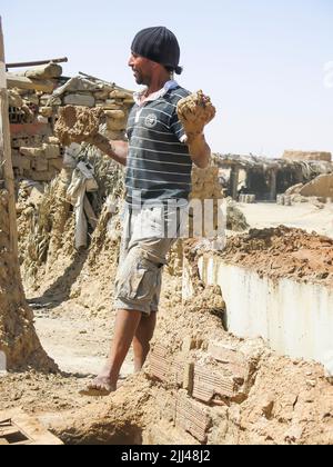 Brickmaking dans la ville tunisienne de Tozeur Banque D'Images