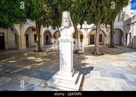 Statue de Gavriil, l'évêque métropolitain de l'île de Tinos dans les Cyclades, Grèce, Europe Banque D'Images