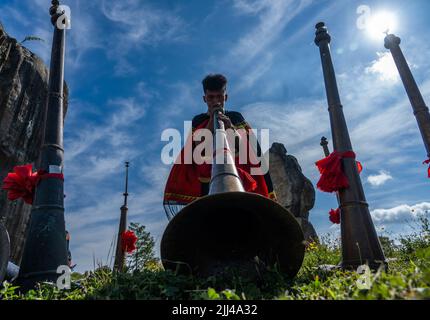 BIJIE, CHINE - le 22 JUILLET 2022 - des personnes du groupe ethnique Yi participent à une cérémonie d'éclairage au feu lors du Festival de la flamme à baili Azalea Managemen Banque D'Images