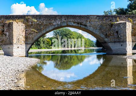 Pont d'arche en pierre, Ponte Buriano, au-dessus de la rivière Arno, près d'Arezzo, Toscane, Italie Banque D'Images