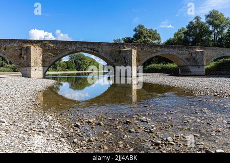 Pont d'arche en pierre, Ponte Buriano, au-dessus de la rivière Arno, près d'Arezzo, Toscane, Italie Banque D'Images