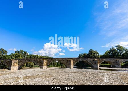 Pont d'arche en pierre, Ponte Buriano, au-dessus de la rivière Arno, près d'Arezzo, Toscane, Italie Banque D'Images