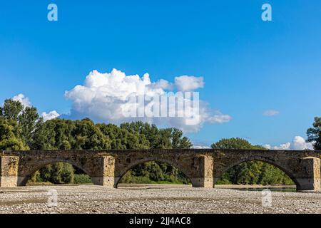 Pont d'arche en pierre, Ponte Buriano, au-dessus de la rivière Arno, près d'Arezzo, Toscane, Italie Banque D'Images