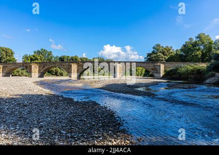 Pont d'arche en pierre, Ponte Buriano, au-dessus de la rivière Arno, près d'Arezzo, Toscane, Italie Banque D'Images