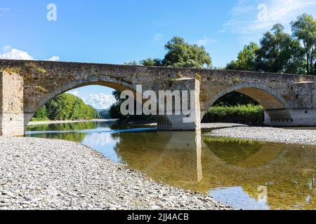 Pont d'arche en pierre, Ponte Buriano, au-dessus de la rivière Arno, près d'Arezzo, Toscane, Italie Banque D'Images