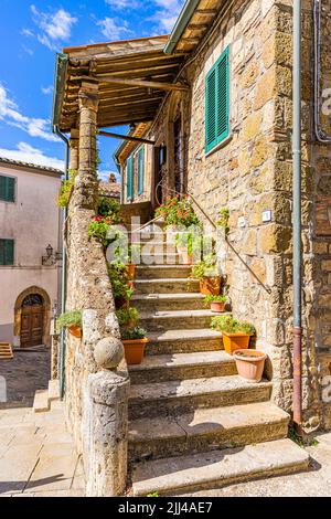 Escalier en pierre décoré de pots de fleurs dans le centre historique de Sorano, Sorano, Toscane, Italie Banque D'Images