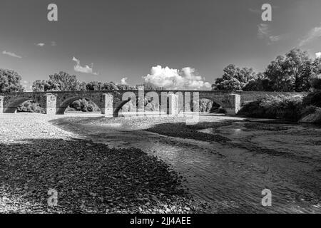 Pont d'arche en pierre, Ponte Buriano, au-dessus de la rivière Arno, près d'Arezzo, photo noir et blanc, Toscane, Italie Banque D'Images