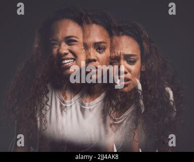 J'exécute toute ma vie. Photo en studio d'une jeune femme éprouvant de l'angoisse mentale et criant sur fond noir. Banque D'Images