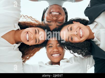 Ensemble, nous pouvons faire n'importe quoi. Portrait à angle bas d'un groupe diversifié de jeunes femmes d'affaires debout dans un caucus au bureau. Banque D'Images