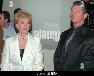 **PHOTO DE FICHIER** Vince McMahon prend sa retraite de WWE. Linda McMahon Vince McMahon 2000 photo de John Barrett/PHOTO link /MediaPunch Banque D'Images