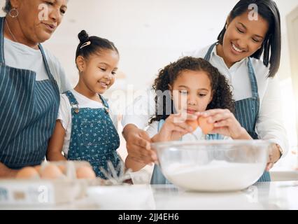 C'est notre première leçon de boulangerie. Une famille multi-générationnelle qui se cuit ensemble à la maison. Banque D'Images