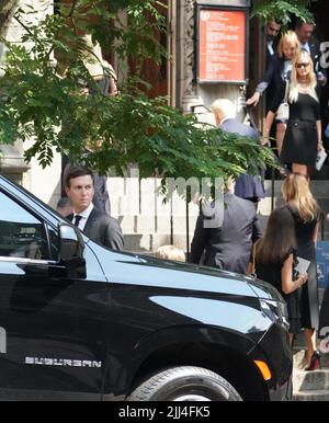 New York, États-Unis. 19th juillet 2022. Jared Kushner les yeux la presse s'est rassemblée de l'autre côté de la rue des services funéraires d'Ivana Trump. (Image de crédit : © Catherine Nance/SOPA Images via ZUMA Press Wire) Banque D'Images