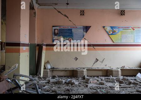 Kramatorsk, Ukraine. 21st juillet 2022. L'entrée de l'école est vue dans l'école détruite de Kramatorsk. Alors que la Russie intensifiée son opération militaire en Ukraine, une école de Kramatorsk a été frappée et détruite par des roquettes russes en début de matinée de jeudi, 21 juillet, les responsables ukrainiens ont affirmé avoir découvert au moins trois corps. Kramatorsk, une ville centrale ferroviaire stratégique de plus de 150 000 personnes avant l'invasion russe, deviendra plus probablement le principal centre d'intérêt des forces russes à l'est. Crédit : SOPA Images Limited/Alamy Live News Banque D'Images