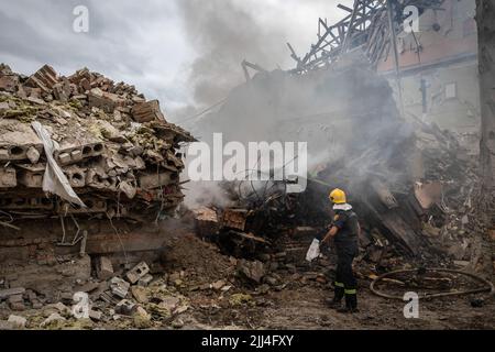 Kramatorsk, Ukraine. 21st juillet 2022. Un pompier ukrainien se trouve devant les ruines de l'école détruite de Kramatorsk. Alors que la Russie intensifiée son opération militaire en Ukraine, une école de Kramatorsk a été frappée et détruite par des roquettes russes en début de matinée de jeudi, 21 juillet, les responsables ukrainiens ont affirmé avoir découvert au moins trois corps. Kramatorsk, une ville centrale ferroviaire stratégique de plus de 150 000 personnes avant l'invasion russe, deviendra plus probablement le principal centre d'intérêt des forces russes à l'est. Crédit : SOPA Images Limited/Alamy Live News Banque D'Images