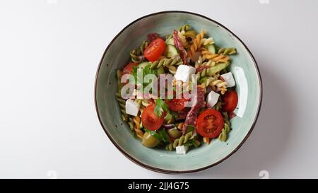 Salade de pâtes italiennes concombres, tomates cerises, olives, oignons rouges, salami, Fromage feta et rotini Banque D'Images