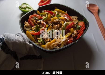 Aliments cuits faire sauter le poulet aux légumes. Vue de dessus Banque D'Images