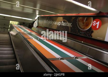 7 Eleven annonce le long des escaliers mécaniques à la gare de Martin place à Sydney, en Australie Banque D'Images