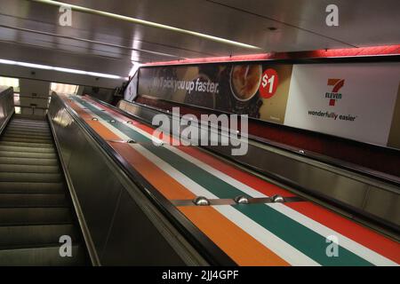 7 Eleven annonce le long des escaliers mécaniques à la gare de Martin place à Sydney, en Australie Banque D'Images