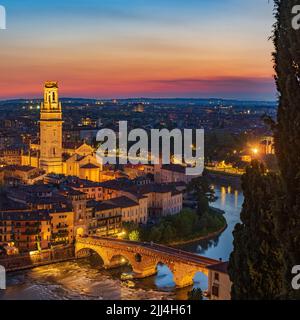 Vue aérienne sur le centre historique de Vérone, le pont Ponte Pietra sur la rivière Adige, la cathédrale de Vérone, le Duomo di Verona, les toits en tuiles rouges, Veneto Regio Banque D'Images