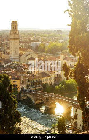 Vue aérienne sur le centre historique de Vérone, le pont Ponte Pietra sur la rivière Adige, la cathédrale de Vérone, le Duomo di Verona, les toits en tuiles rouges, Veneto Regio Banque D'Images