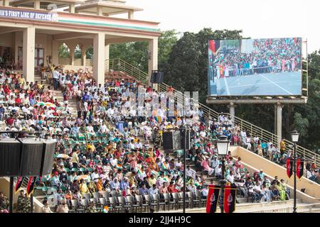 L'abaissement de la cérémonie des drapeaux à la frontière Attari-Wagah est une pratique militaire quotidienne que les forces de sécurité de l'Inde Banque D'Images