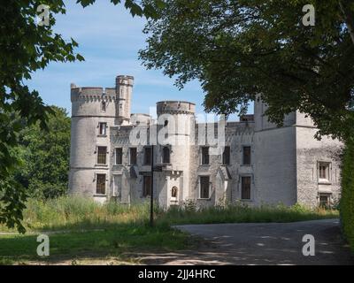 Meise, Belgique, 17 juillet 2022, le château de Bouchout du 12th siècle au milieu d'un jardin paysager avec des plantes exotiques du nouveau monde Banque D'Images