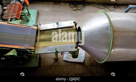 Ooty,Tamilnadu,Inde-30 avril 2022: Chaîne d'assemblage de la transformation des feuilles de thé par des machines des feuilles de matière première à la puissance de thé fini. Les feuilles sont t Banque D'Images