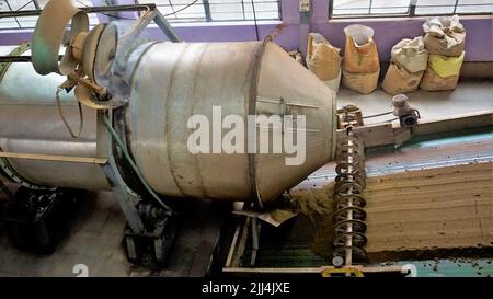 Ooty,Tamilnadu,Inde-30 avril 2022: Chaîne d'assemblage de la transformation des feuilles de thé par des machines des feuilles de matière première à la puissance de thé fini. Les feuilles sont t Banque D'Images