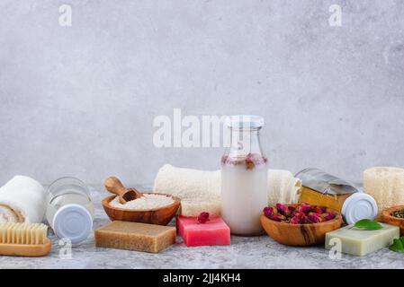 Cosmétiques fermentés à base de riz, de rose et de thé vert Banque D'Images