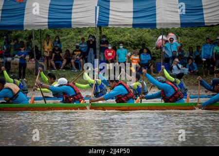 Ban mi, Lopuri, Thaïlande. 23rd juillet 2022. 2 équipes de bateaux s'affrontent à Ban mi, en Thaïlande, tandis que les spectateurs regardent. Après une absence de deux ans due à la pandémie mondiale, le festival annuel de la course traditionnelle de longboat à Ban mi a eu lieu dans la province de Lophuri, à 150 kilomètres du capitole de Bangkok. S'inspirant des bateaux de course de canoë thaïlandais traditionnels, chaque équipe est habitée par 12 rameurs. Course en binôme, les bateaux s'alignent et attendent que le signal commence, pagayant aussi vite que possible sur le parcours de 200 mètres que les spectateurs applaudissent et regardent. Crédit : ZUMA Press, Inc./Alay Live News Banque D'Images