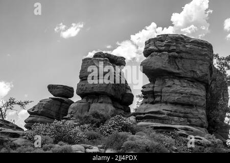 Trois piliers de roche en noir et blanc dans la montagne Magaliesberg, Afrique du Sud Banque D'Images