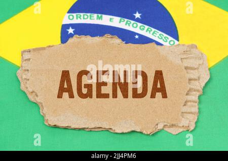Concept commercial et financier. Sur le fond du drapeau du Brésil se trouve le carton avec l'inscription - ORDRE DU JOUR Banque D'Images